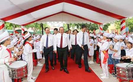 Phó Thủ tướng Thường trực đánh trống khai trường tại Thanh Hóa - ảnh 1